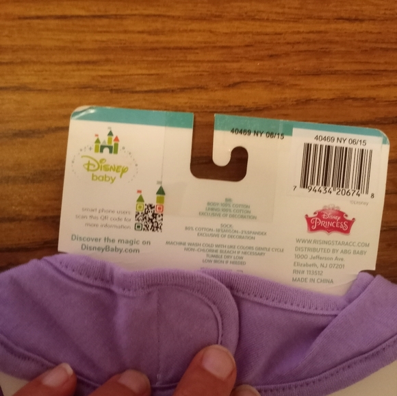 Adorable Ariel bib and socks set - Picture 3 of 4